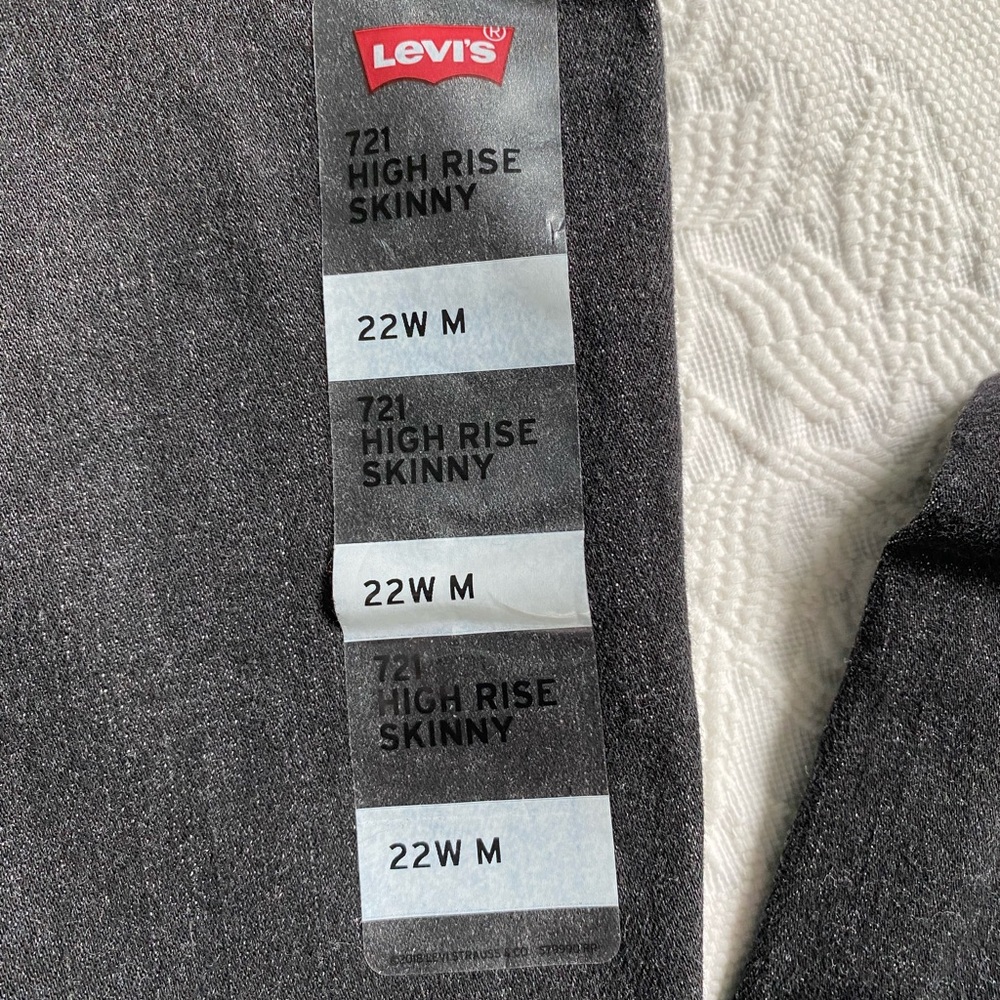 Levi High Rise Skinny 22W NWT - Picture 3 of 5